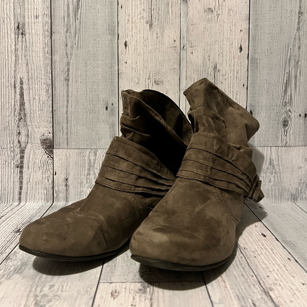 Women’s Gray Boots
